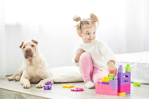 Oyun oynayarak çevresini keşfeden çocuk